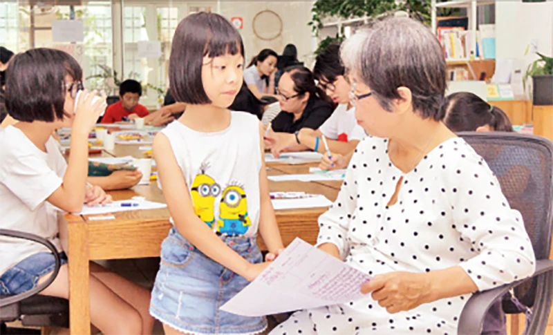 Nhà văn Lê Phương Liên giao lưu với các em nhỏ tại một hoạt động của cuộc thi.