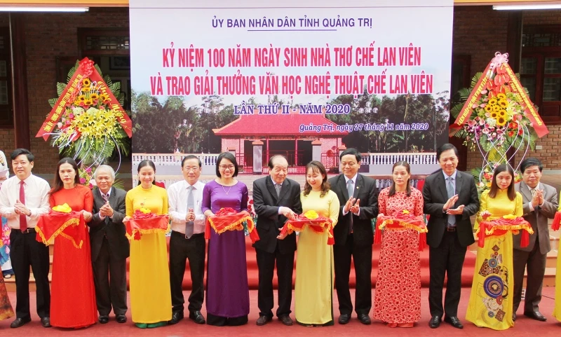 Lãnh đạo UBND tỉnh Quảng Trị, đại diện gia đình nhà thơ Chế Lan Viên cắt băng khánh thành Nhà lưu niệm nhà thơ Chế Lan Viên.  