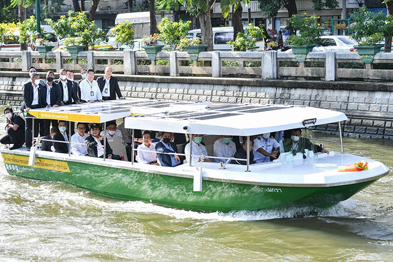 Ông Prayut cùng các quan chức chính phủ và thành phố khai trương dịch vụ tàu thủy chạy điện.