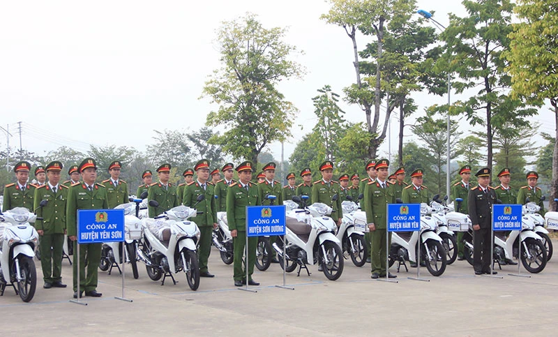 Lực lượng công an chính quy tại các xã, phường, thị trấn tiếp nhận bàn giao xe mô-tô.