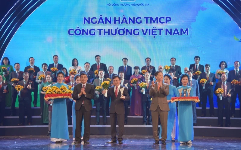Ông Trần Văn Tần, đại diện VietinBank nhận giải Thương hiệu Quốc gia năm 2020.