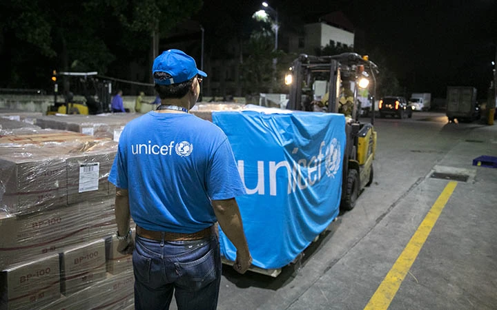Nhân viên UNICEF đang nhận sản phẩm điều trị suy dinh dưỡng tại sân bay Nội Bài (Ảnh: UNICEF Việt Nam/Trương Việt Hùng). 