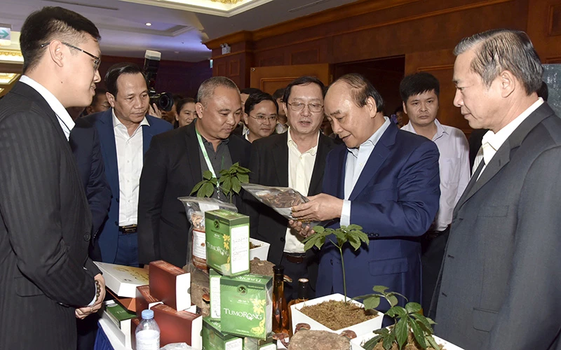 Thủ tướng Nguyễn Xuân Phúc thăm các gian hàng trưng bày sản phẩm tại Diễn đàn Thanh niên khởi nghiệp năm 2020.Ảnh: TRẦN HẢI