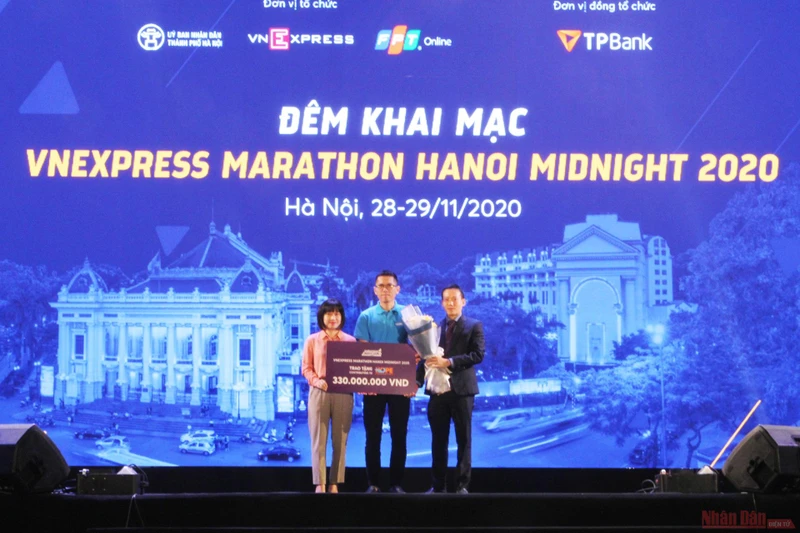 Ban tổ chức trích một phần tiền bán Bib của Hanoi Midnight 2020 để khuyên góp chương trình “Ánh sáng học đường”.