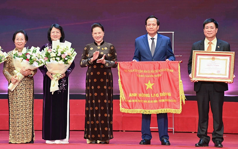 Chủ tịch Quốc hội Nguyễn Thị Kim Ngân trao danh hiệu Anh hùng Lao động thời kỳ đổi mới tặng Quỹ Bảo trợ trẻ em Việt Nam. Ảnh: Tiến Tuấn