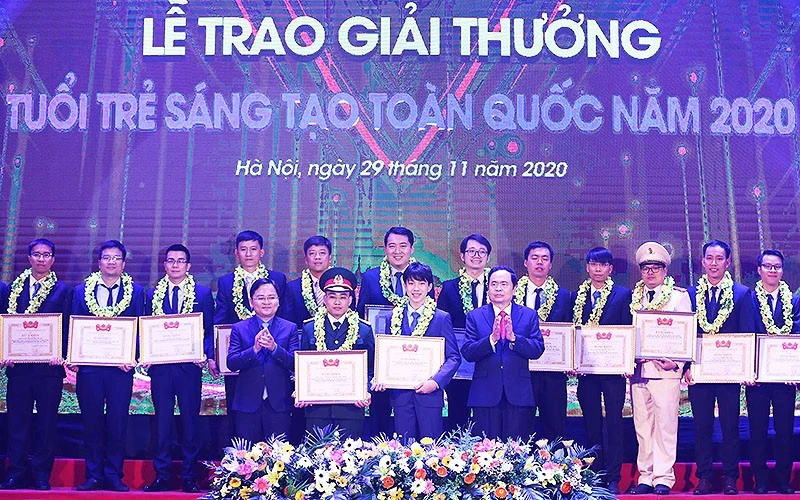 Đồng chí Trần Thanh Mẫn và đồng chí Nguyễn Anh Tuấn trao Giải thưởng "Tuổi trẻ sáng tạo" toàn quốc năm 2020 cho các tác giả công trình tiêu biểu.