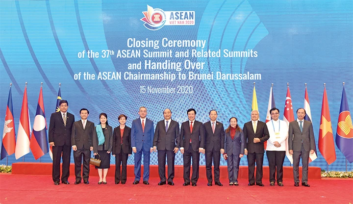  Thủ tướng Nguyễn Xuân Phúc và các đại biểu dự Lễ bế mạc Hội nghị Cấp cao ASEAN lần thứ 37. Ảnh: QUANG MINH