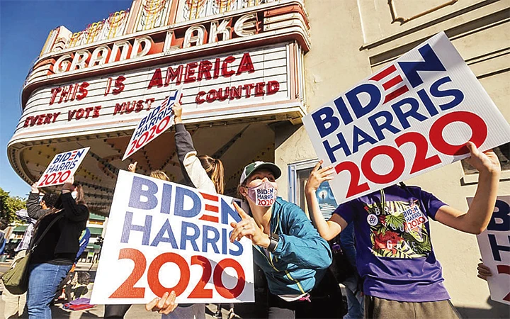 Người ủng hộ liên danh Biden - Harris ăn mừng ở Oakland. Ảnh: AP