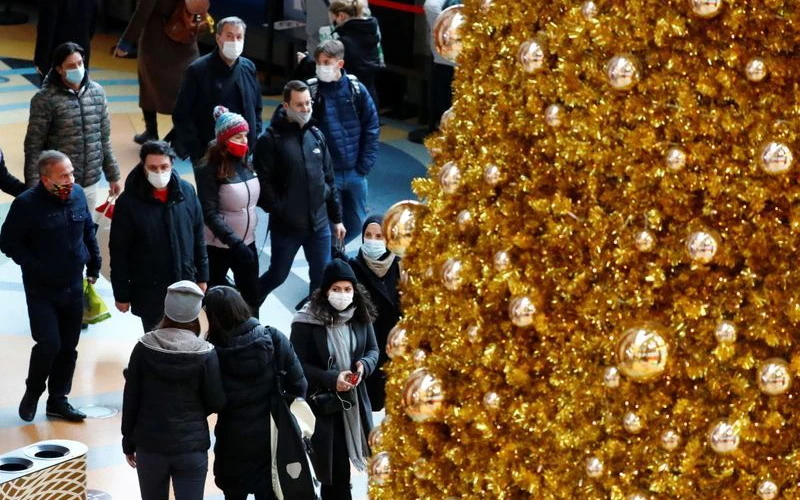 Người dân TP Berlin (Đức) đeo khẩu trang trong bối cảnh dịch Covid-19 vẫn hoành hành dịp Giáng sinh 2020. Ảnh: Reuters