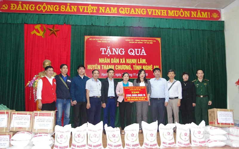 Đoàn tặng quà cho người dân xã Hạnh Lâm, huyện Thanh Chương