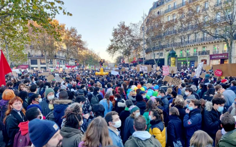 Hàng nghìn người biểu tình tại thủ đô Paris. (Ảnh: France3)