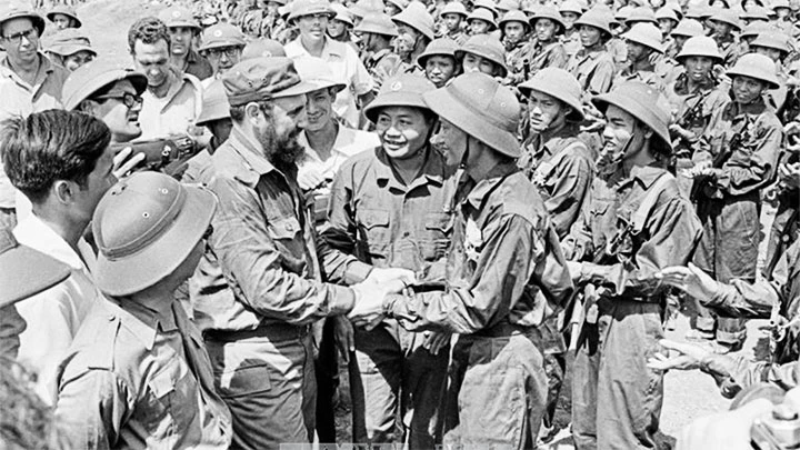 Chủ tịch Cuba Fidel Castro thăm vùng giải phóng Quảng Trị năm 1973. Ảnh: TTXVN
