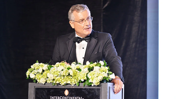 Chủ tịch Eurocham Nicolas Audier trong lễ vinh danh doanh nghiệp trẻ. Ảnh: EUROCHAM