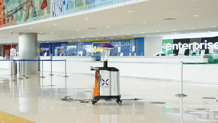 Robot LightStrike hoạt động tại sân bay. Ảnh: AIRPORT WORLD