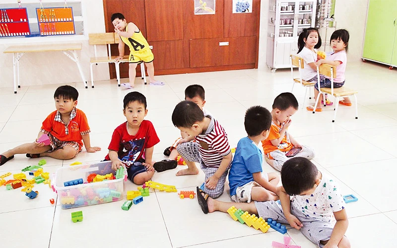 Con em công nhân vui chơi và học tập tại Trường mầm non Khu chế xuất Tân Thuận (quận 7).