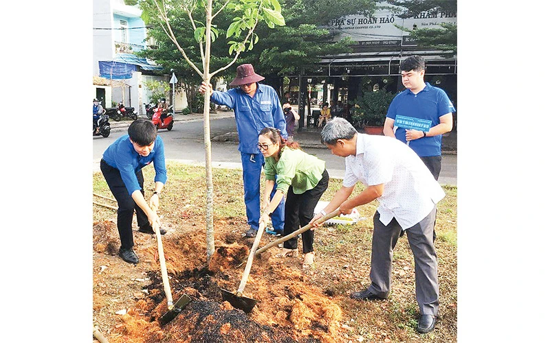 Người dân quận Bình Thạnh tham gia trồng cây góp phần tăng thêm không gian xanh nơi mình sinh sống.