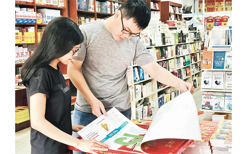 Khách hàng lựa chọn lịch tại cửa hàng của Công ty cổ phần Văn hóa Văn Lang.