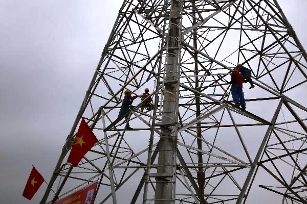 Các đơn vị thi công đang khẩn trương lắp dựng cột truyền tải điện của Đường dây 500kV mạch 3 Dốc Sỏi - Pleiku 2.