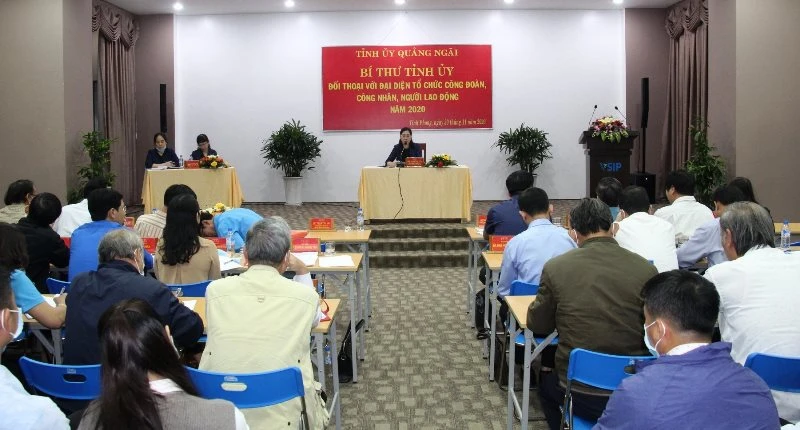 Bí thư Tỉnh ủy Quảng Ngãi Bùi Thị Quỳnh Vân đối thoại với công nhân và người lao động.