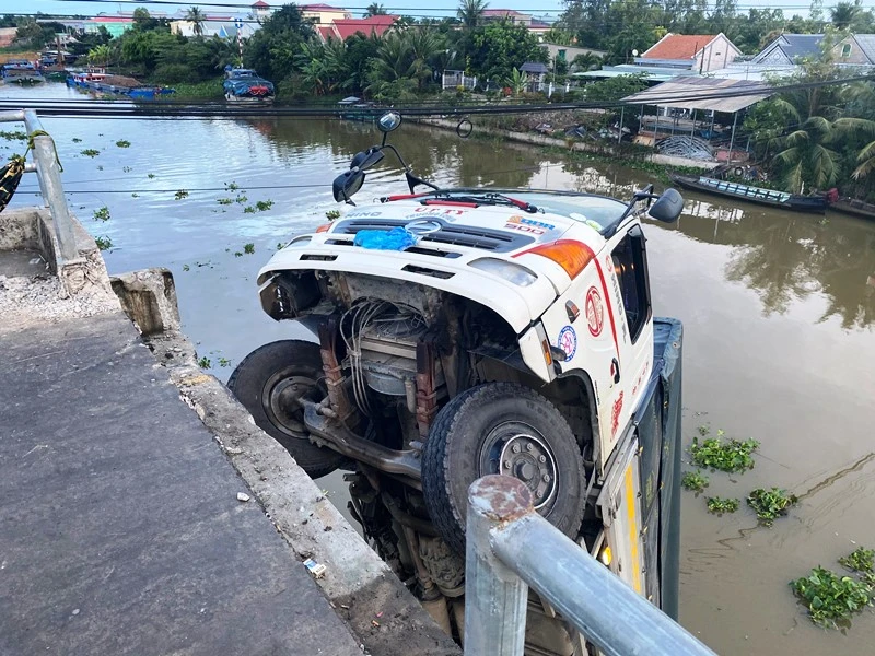 Sáng 30-11, chiếc xe tải còn nằm dưới kênh Nguyễn Văn Tiếp.