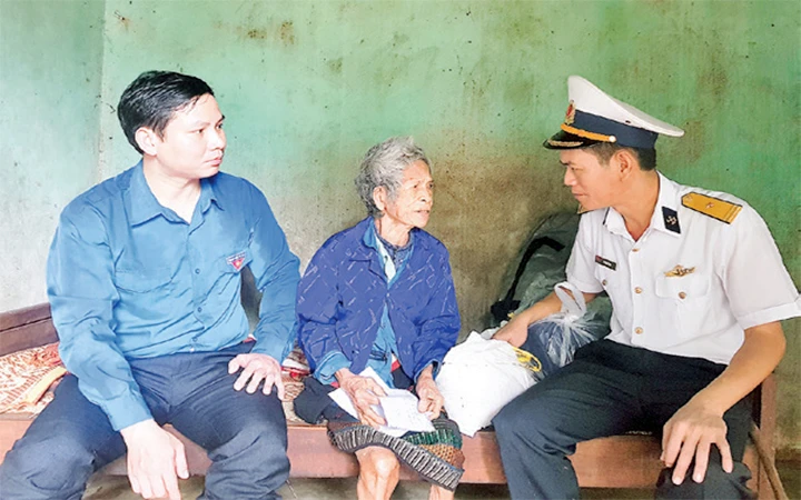 Đại diện Lữ đoàn 83 (Quân chủng Hải quân) và chính quyền địa phương tặng quà hộ dân bị ảnh hưởng lũ lụt tại huyện Lệ Thủy (Quảng Bình).