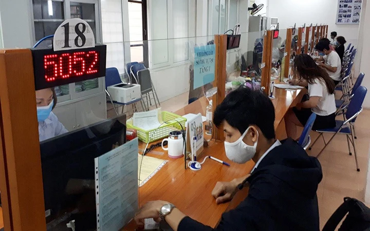 Người lao động làm hồ sơ hưởng trợ cấp thất nghiệp tại Trung tâm Dịch vụ việc làm TP Hà Nội. Ảnh: NGUYỆT HÀ