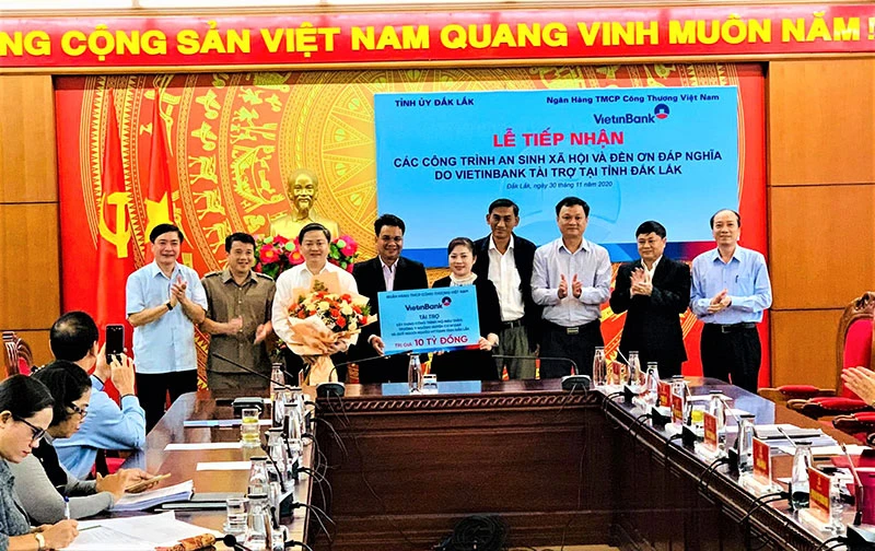 Đồng chí Lê Đức Thọ, Bí thư Đảng ủy, Chủ tịch HĐQT Ngân hàng VietinBank đã trao tặng số tiền 10 tỷ đồng cho lãnh đạo Ủy ban MTTQ .