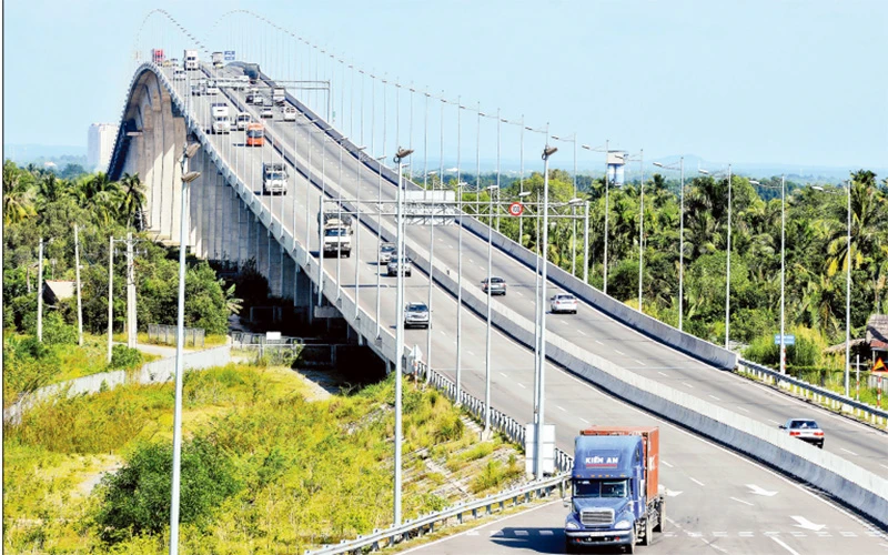 Tuyến đường cao tốc TP Hồ Chí Minh - Long Thành - Dầu Giây từ khi đưa vào khai thác đã phát huy hiệu quả rất lớn trong kết nối nền kinh tế - xã hội trong vùng Ðông Nam Bộ. Ảnh: QUANG QUÝ 