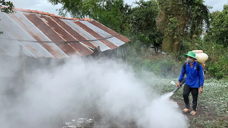 Lực lượng chức năng tiến hành tiêu độc sát trùng xung quanh chuồng trại tại hộ chăn nuôi của ông Lê Nhựt Bình để phòng ngừa, dịch bệnh.