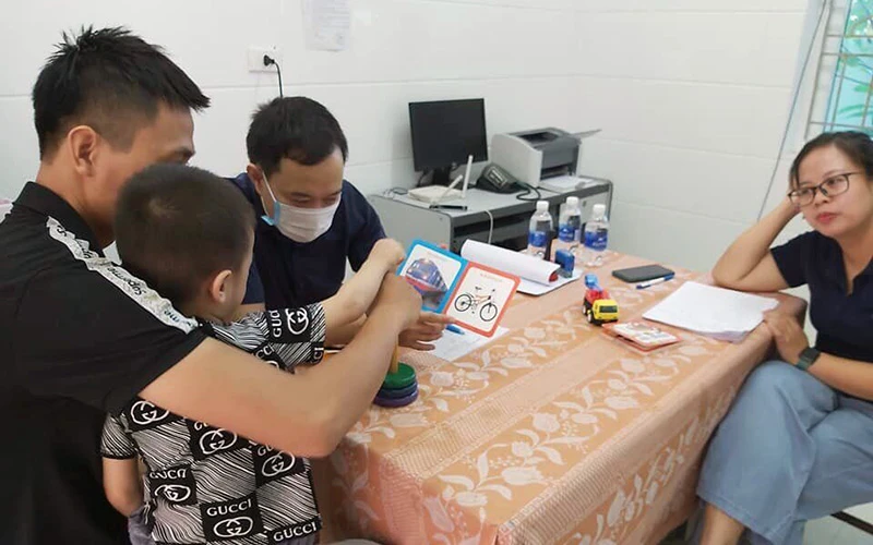Khám sàng lọc trẻ khuyết tật tại tỉnh Nghệ An.