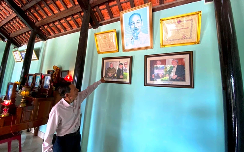 Con, cháu dòng họ Lê tại làng Bàn Môn (xã Lộc An, huyện Phú Lộc) kể về những kỷ niệm của Ðại tướng Lê Ðức Anh.