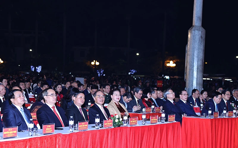 Chủ tịch QH Nguyễn Thị Kim Ngân và các đại biểu dự lễ kỷ niệm 990 năm Danh xưng Nghệ An. Ảnh: TRỌNG ÐỨC (TTXVN)