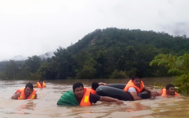 Lực lượng thanh niên xung kích huyện Bác Ái, tỉnh Ninh Thuận cứu hộ hai công nhân thi công hồ thủy lợi Tân Mỹ và thủy điện tích năng trong lúc vượt tràn đã bị vướng giữa dòng nước tại xã Phước Hòa.