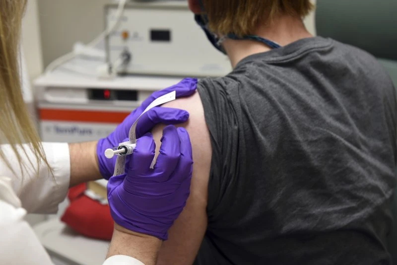 Bệnh nhân đầu tiên đăng ký tham gia thử nghiệm lâm sàng vaccine Covid-19 của Pfizer tại Trường Y Đại học Maryland ở Baltimore, Mỹ ngày 4-5-2020. Ảnh: Trường Y Đại học Maryland qua AP.