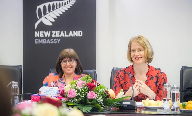 Đại sứ New Zealand tại Việt Nam Wendy Matthews (Ngoài cùng phía bên phải) phát biểu tại buổi lễ công bố.