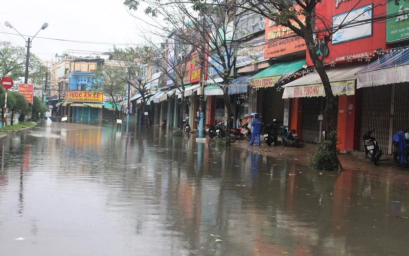 Khu vực chợ Tam Kỳ bị ngập nước.