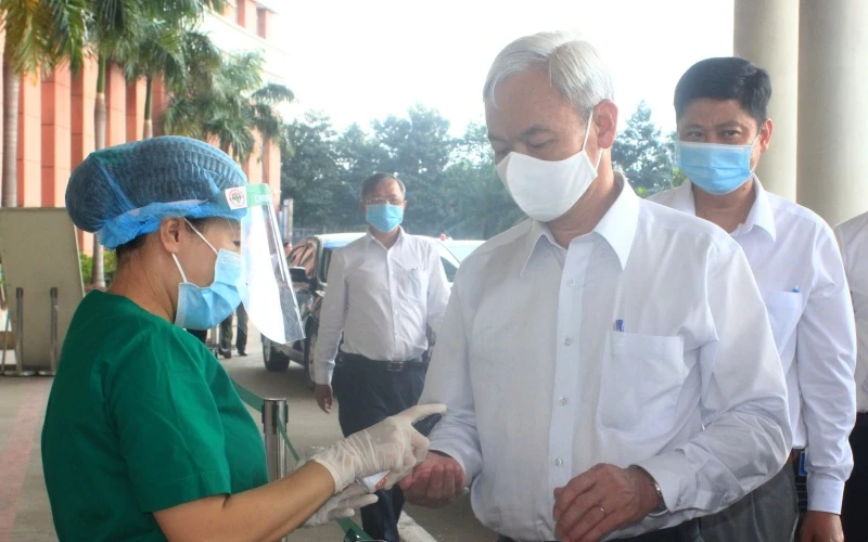 Lãnh đạo tỉnh Đồng Nai sát khuẩn tay trước khi vào bệnh viện làm việc về công tác phòng, chống dịch Covid-19.