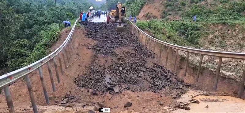 Các ngành chức năng của tỉnh Đắk Lắk đang nỗ lực khắc phục sự cố sạt lở, sụt lún đất sớm nối lại giao thông trên Quốc lộ 26 giữa tỉnh Đắk Lắk và Khánh Hòa.