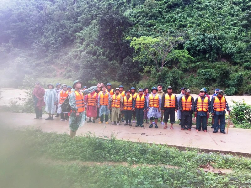 Lực lượng cứu hộ huyện Khánh Sơn triển khai tìm kiếm nhóm người mất bị liên lạc.