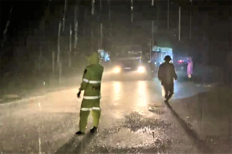 Lực lượng Cảnh sát giao thông Công an tỉnh Đắk Lắk phối hợp các lực lượng chức năng túc trực tại điểm sạt lở, sụt lún đất trên Quốc lộ 26 để hướng dẫn giao thông trong đêm.