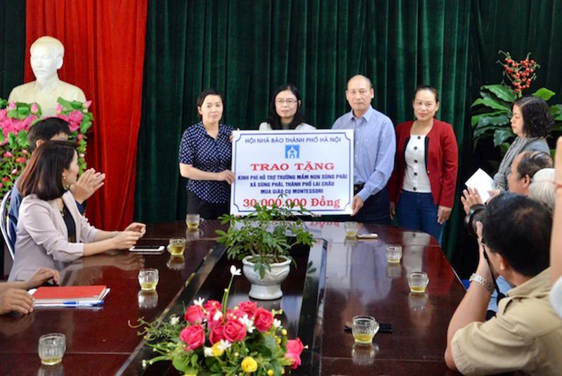 Lãnh đạo Hội Nhà báo TP Hà Nội trao tặng 30 triệu đồng hỗ trợ cải tạo Trường mầm non Sùng Phài (Lai Châu).