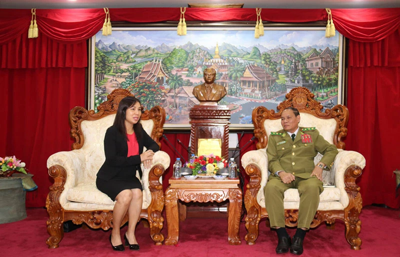 Đại biện Trịnh Thị Tâm (trái) và Bộ trưởng Công an Lào Vilay Lakhamphong tại trụ sở Bộ Công an Lào, ngày 1-12.