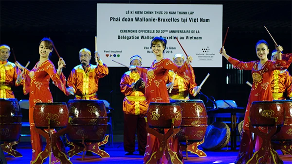 Trình diễn trống hội nhân kỷ niệm 20 năm thành lập Phái đoàn tại Hà Nội.