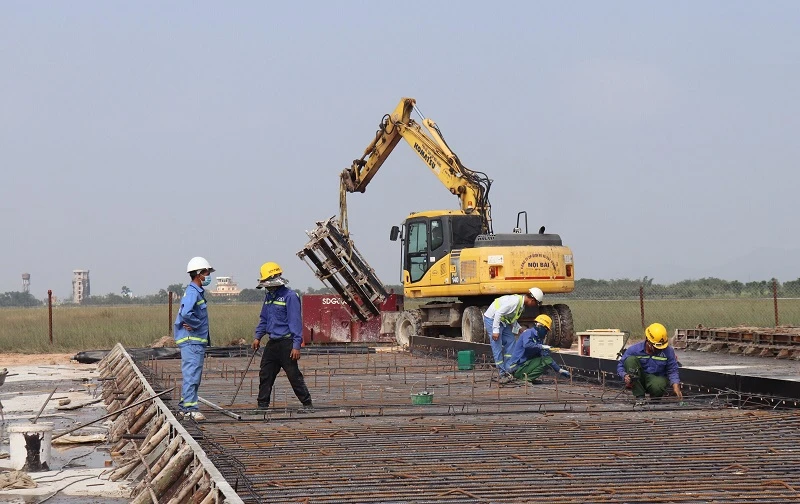 Các đơn vị nhà thầu triển khai thi công sửa chữa, nâng cấp đường băng sân bay Nội Bài. 