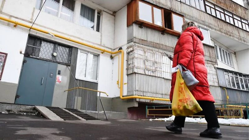 Nhân viên xã hội giao hàng thực phẩm cho người già ở Moscow. (Nguồn: Moscow 24)
