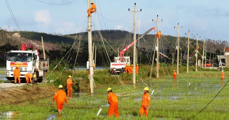 Các Công ty Điện lực Ninh Thuận, Bình Thuận, Lâm Đồng cử nhóm công tác gần 100 thành viên đến các tỉnh miền trung hỗ trợ khắc phục sự cố lưới điện sau bão số 9.