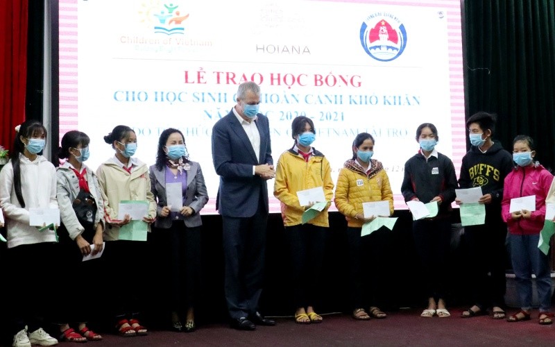 Đại diện Hoiana trao học bổng cho các em học sinh huyện Thăng Bình, tỉnh Quảng Nam.