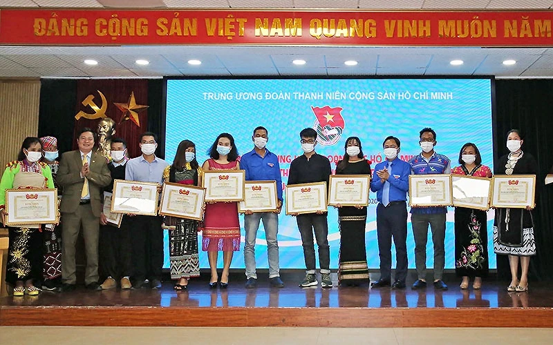 Đại diện lãnh đạo các bộ, ngành, đoàn thể trao Bằng khen tặng đại biểu thanh niên ưu tú dự Đại hội toàn quốc các DTTS Việt Nam lần thứ II - năm 2020.