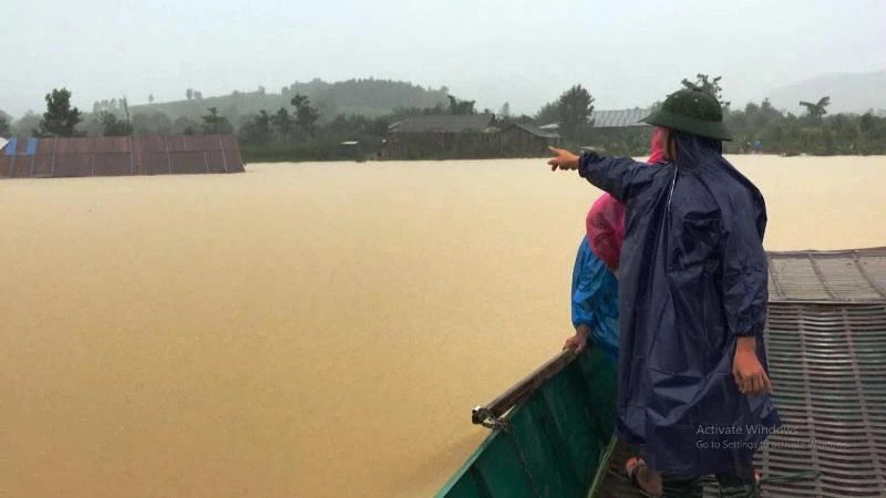 Mưa lớn làm nhiều nhà dân ở lòng hồ Krông Pách thượng bị ngập.