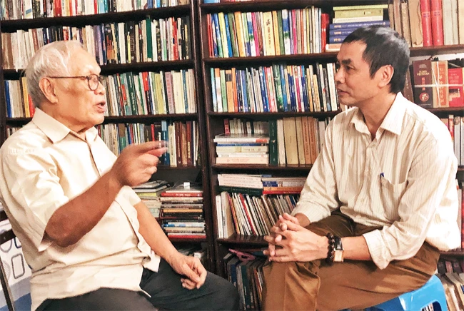 GS Phong Lê (trái) trò chuyện với nhà thơ Hữu Việt. Ảnh | NGUYỄN ĐÌNH TOÁN